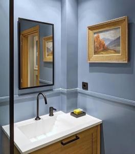 Elegant 3Bd Apt by National Archaeological Museum