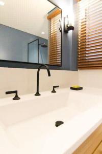 Elegant 3Bd Apt by National Archaeological Museum