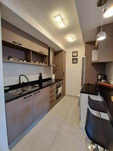 Depto 2 ambientes, con cochera, zona Guemes