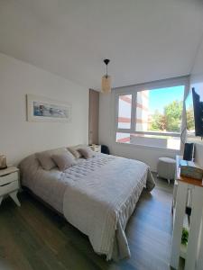 Depto 2 ambientes, con cochera, zona Guemes