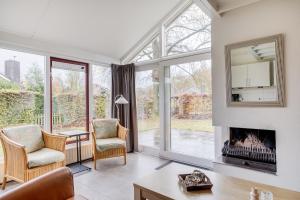 Goudvink I Huis met Excentrieke Tuin