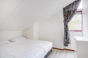 Goudvink I Huis met Excentrieke Tuin