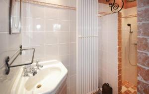 Maisons de vacances 3 Bedroom Gorgeous Home In Venasque : photos des chambres