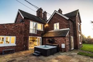 Luxury Cheshire Farmhouse -Sleeps 14 -Hot Tub