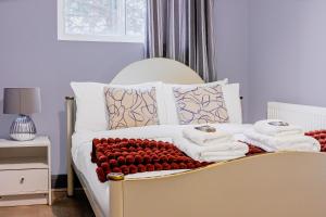 Couples getaway 1BDR apt near Holland Park