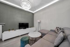 Wola Apartment - 9th Floor, Parking & Balcony - by Rentujemy