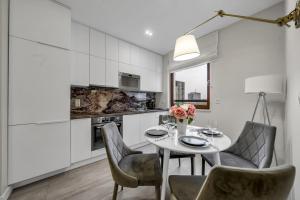 Wola Apartment - 9th Floor, Parking & Balcony - by Rentujemy