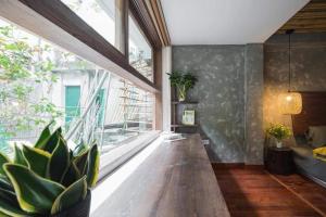 5BR FULL HOUSE Center Old Quarter Netflix