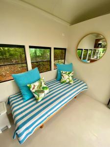 Jungle Bus, 5 min drive to PlayaLinda, 15 to Dominical, Wifi Starlink