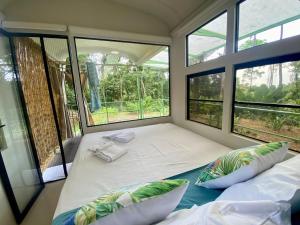 Jungle Bus, 5 min drive to PlayaLinda, 15 to Dominical, Wifi Starlink