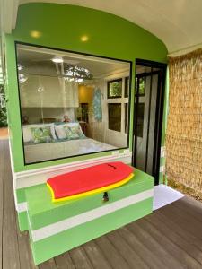 Jungle Bus, 5 min drive to PlayaLinda, 15 to Dominical, Wifi Starlink