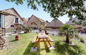 Amazing Home In Neuilly Le Vendin