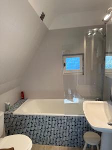Maisons de vacances Bener'Inn Au calme Une maison 3 chambres 125 m2 ou Une maison 2 chambres 50 m2 ou les 2 maisons : photos des chambres