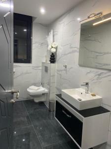 B&B / Chambres d'hotes Chambre & spa 8 min aeroport Le Domaine de Bracheux : Chambre Quadruple - Accessible aux Personnes à Mobilité Réduite