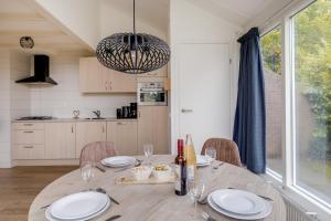 Grote Bonte Specht I Moderne Bungalow aan Bosrand