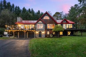 Luxury Log Chalet with Hot Tub, Games Room & Hill Views!