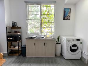 Cozy Saigon Sunset Apartment - Steps to Bui Vien Nightlife