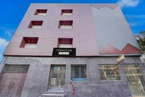 Townhouse Airport Road Delhi