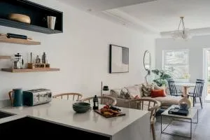 Dorothy Apartments - 3 Bed Ground Floor Apartment & Garden - Battersea - London