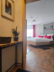 Schwarzwaldmarie in Titisee mit Badewanne Sonnenbalkon TG-Stellplatz Küche