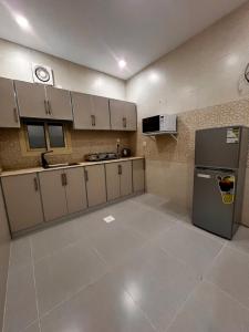 شقة بصالة أنيقة وغرفتين نوم