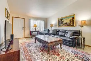 2 Mi to Lake Michigan Cozy Duplex with Private Yard - 马尼托沃克