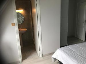 Maisons de vacances Charmante maison avec piscine : photos des chambres