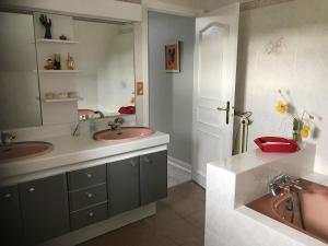 Maisons de vacances Charmante maison avec piscine : photos des chambres