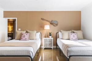 Pool, Walk Restaurants plus Bars on Famous Music Row