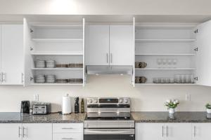 Modern 5 Bed Home Near Burlington Pier, Downtown, Hospital, GO