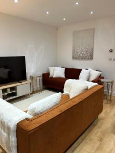 Kings Reach Slough nr Legoland and Ascot Stylish Homely House Sleeps Eight