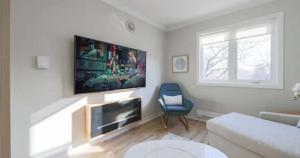Casa Queen East - Modern 2BR Suite in Leslieville
