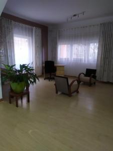 Grand appartement meublé avec jardin et vue sur le lac Mandroseza