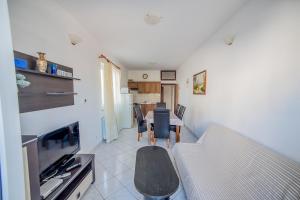 Apartment Sunshine 80 m from Beach