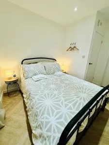 Shoreham Beach Cabana - Cozy ensuite Cabana with private entrance on beautiful Shoreham Beach - Close to Brighton City Airport and Panattoni Park - Lancing