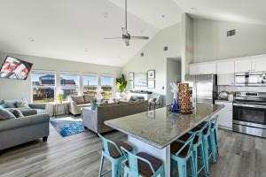 Beachfront Retreat HotTub Swings Picture Perfect - Blue Searenity