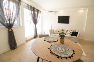 Cozy Central Apartment with Wooden Accents & Terrace l JOS16