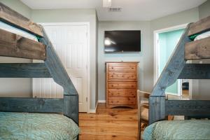 Cottage del Mar - 3BR Beachfront, Sleeps 10, Views