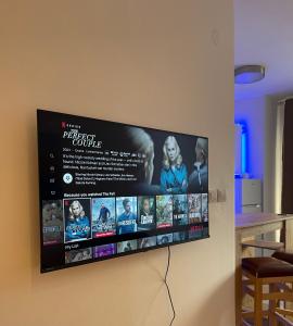 New Luminious Apartment-FREE PRIVATE PARKING, self check-in
