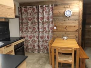 Appartements Appartement de charme familial aux CARROZ d ARACHES : photos des chambres