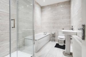 Huge Apartment - 8 Beds - Free Parking - Long Stays!