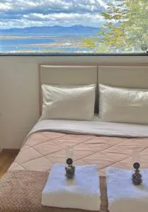 CasaAustral tu estadia con vista unica de toda la ciudad y el canal - Deseado Lake