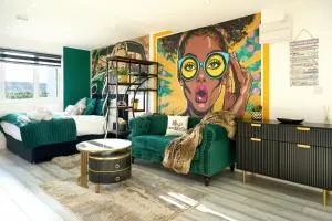 PopArt Studio CITY CENTRE,SAUNA, BALCONY, PRIVATE PARKING, WIFI, NETFLIX- HAVEN4u - 韦尔文