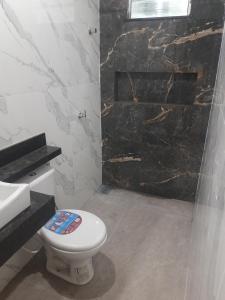 COP 30 - Quarto privativo em casa com 3 quartos e 4 banheiros