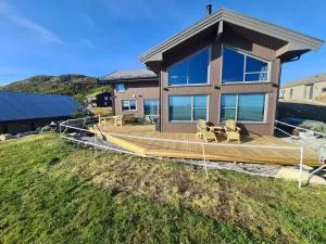 Large Modern Family Cottage - Lona