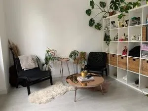 Bright White Studio Flat & easy access to London - Elmers End