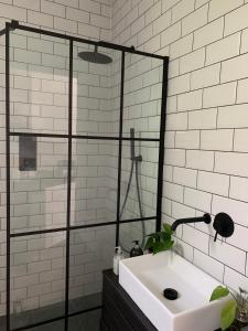 Bright White Studio Flat & easy access to London