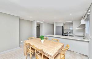 Neat 3 Bed Seafront Apartment