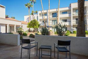 One-Bedroom King Suite with Sofa Bed and Adapted Tub - Mobility Accessible room in Courtyard by Marriott Phoenix North