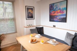 Lolas Loft with Lake Views - Central Bowness - Pet Friendly